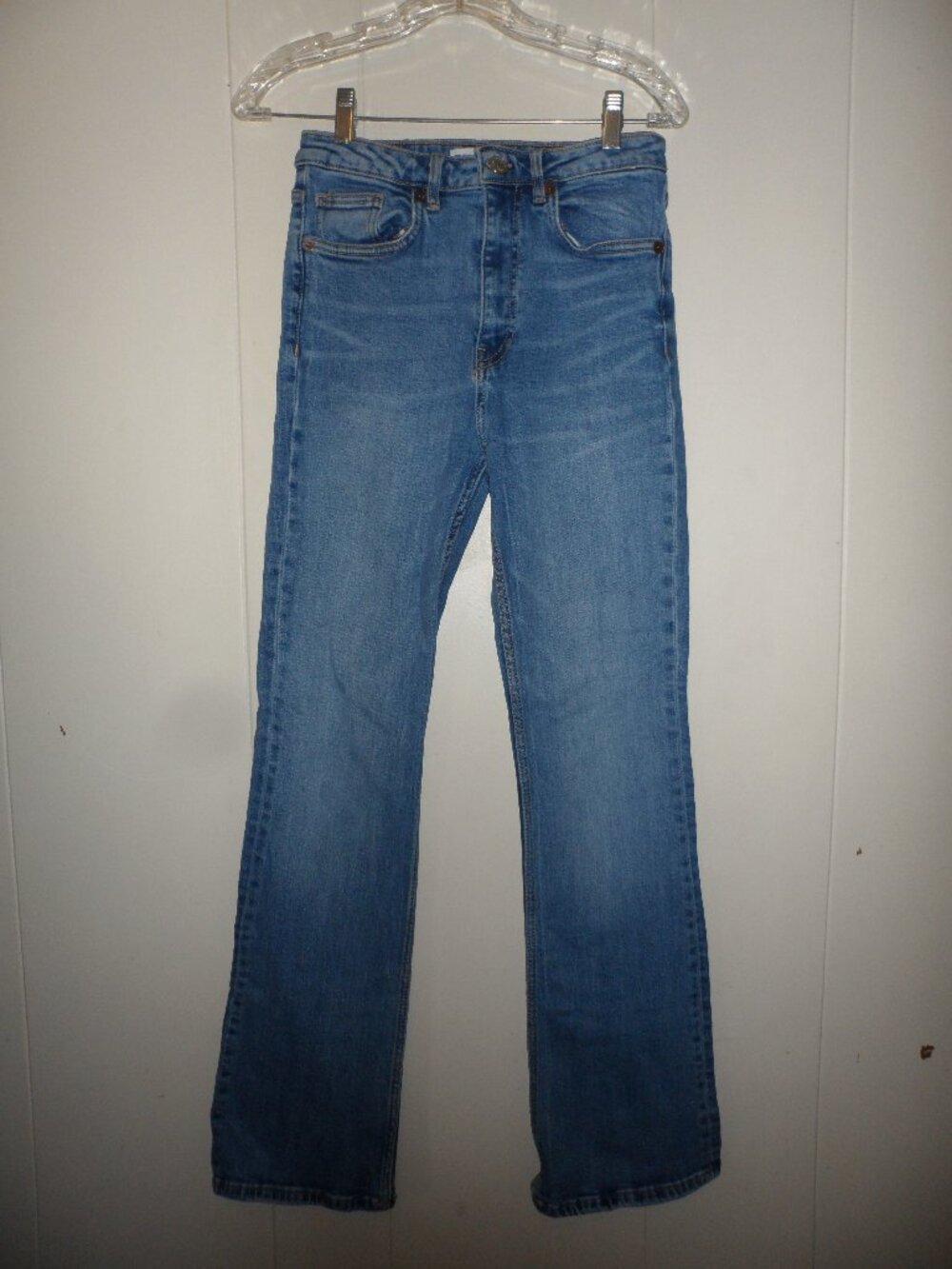 ZARA medium-wash jeans Size 6.